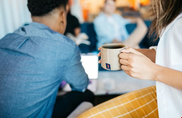 Van vergadertafel naar koffietafel: de kracht van goede koffie op kantoor Van vergadertafel naar koffietafel: de kracht van goede koffie op kantoor